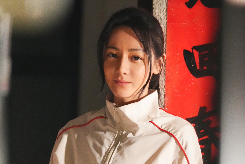 迪麗熱巴飾演峨眉隊的主力前鋒鈺瓏。