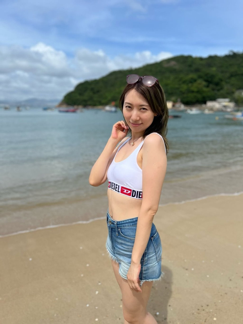 陳爽身材纖瘦,大方展示平坦腹部。