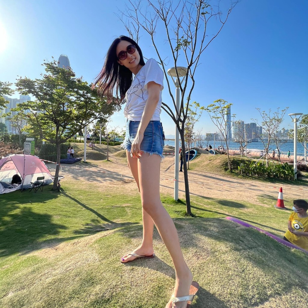 陳爽展示修長美腿。
