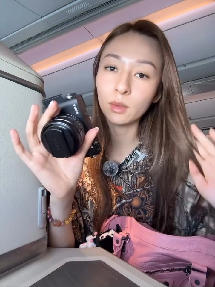 林鈺洧買新相機去旅行。