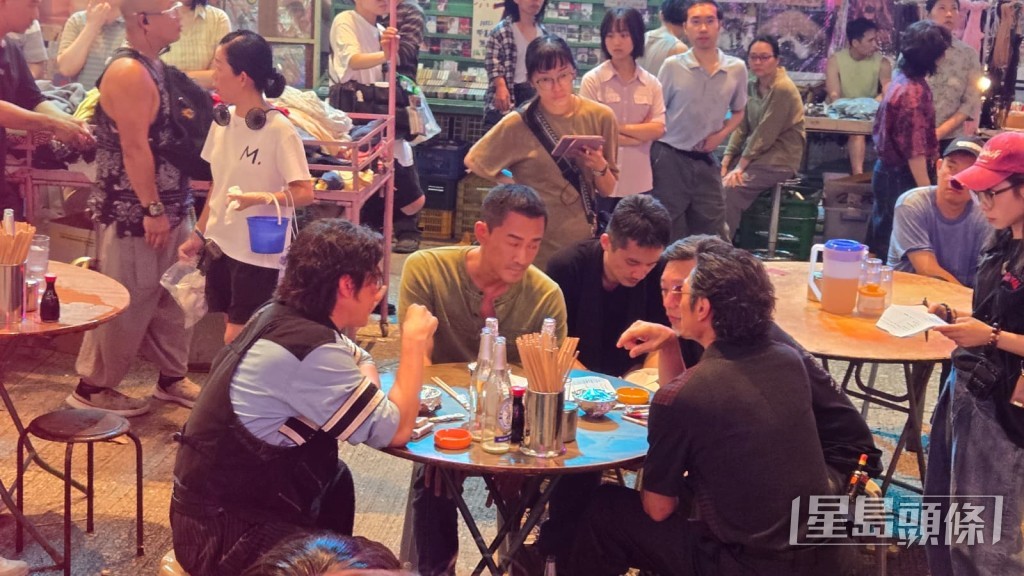 三位演員一到場便坐下，專心對稿。