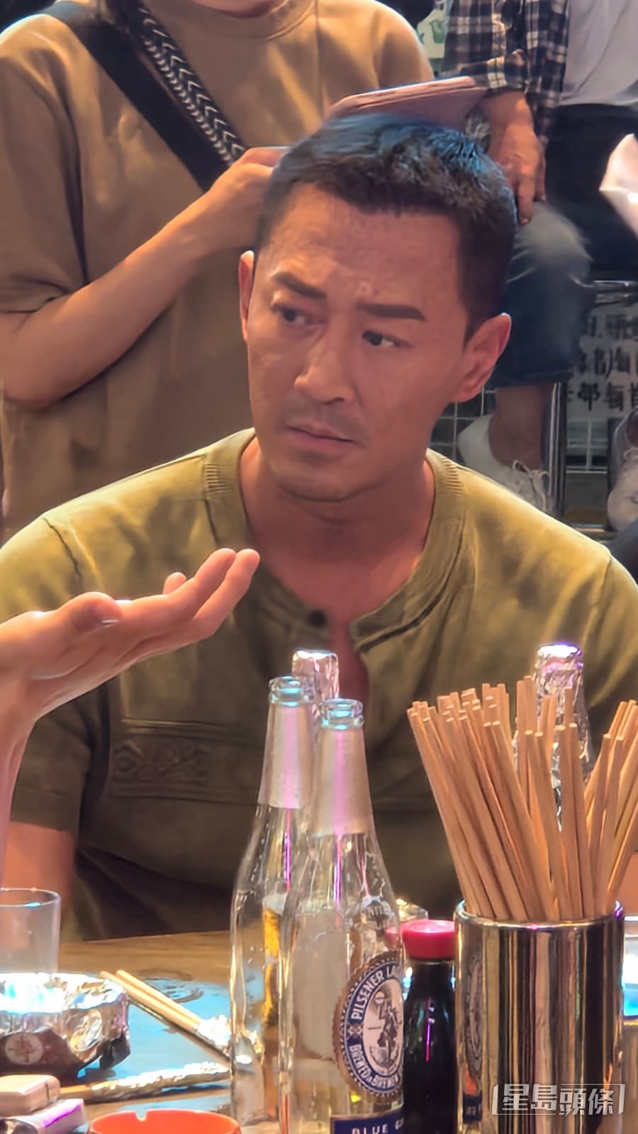 林峯切換至認真工作模式。
