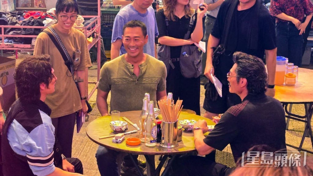 林峯展露開心笑容。