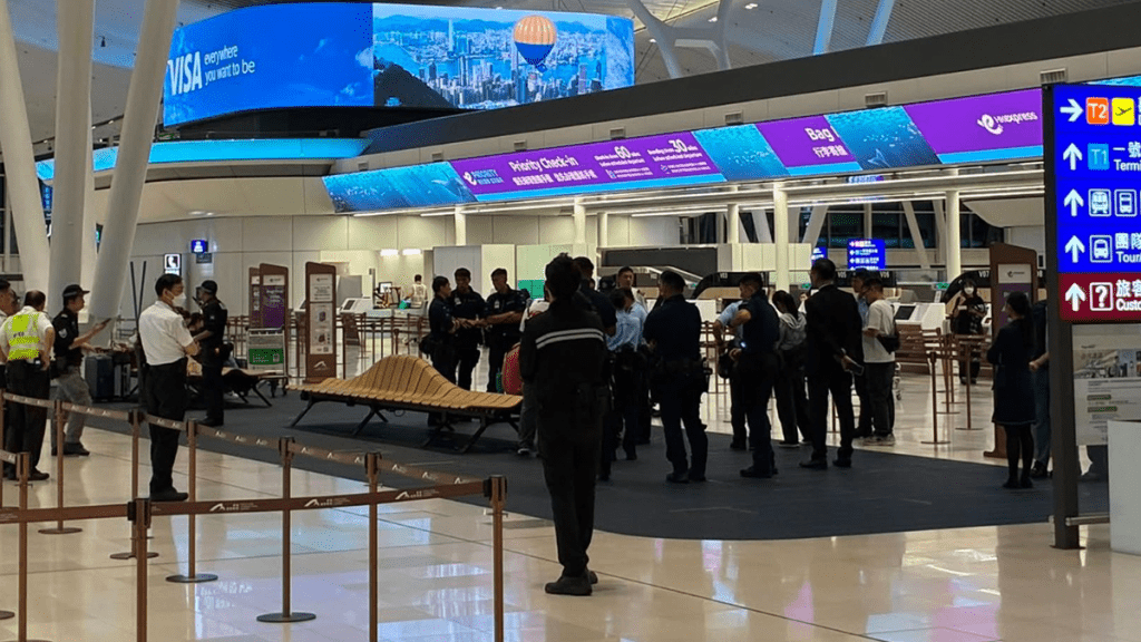 美籍男子虛報行李有炸彈阻航班起飛 警搜出電槍等武器拘捕