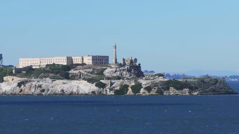 三藩市惡魔島19人遊船起火翻沉 釀1死1失蹤
