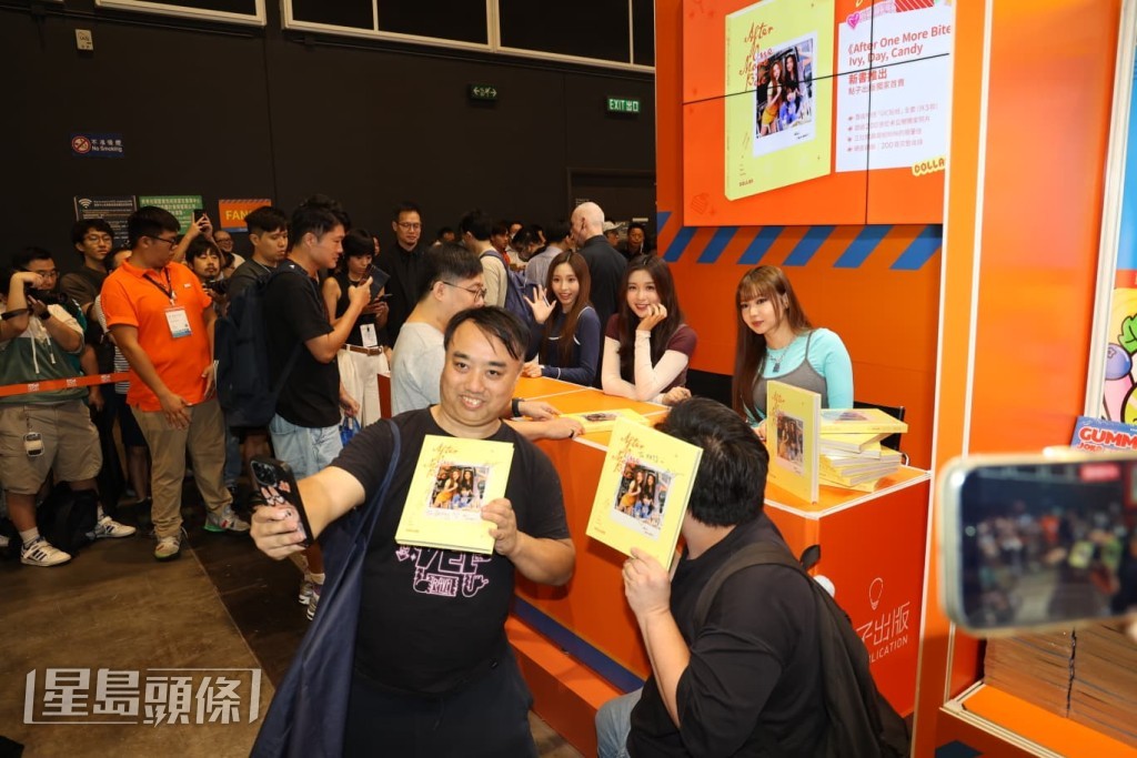 成員與粉絲進行自拍互動時間。