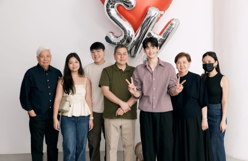 金秀賢與品牌團隊成員合照時，更舉起了雙V勝利手勢。