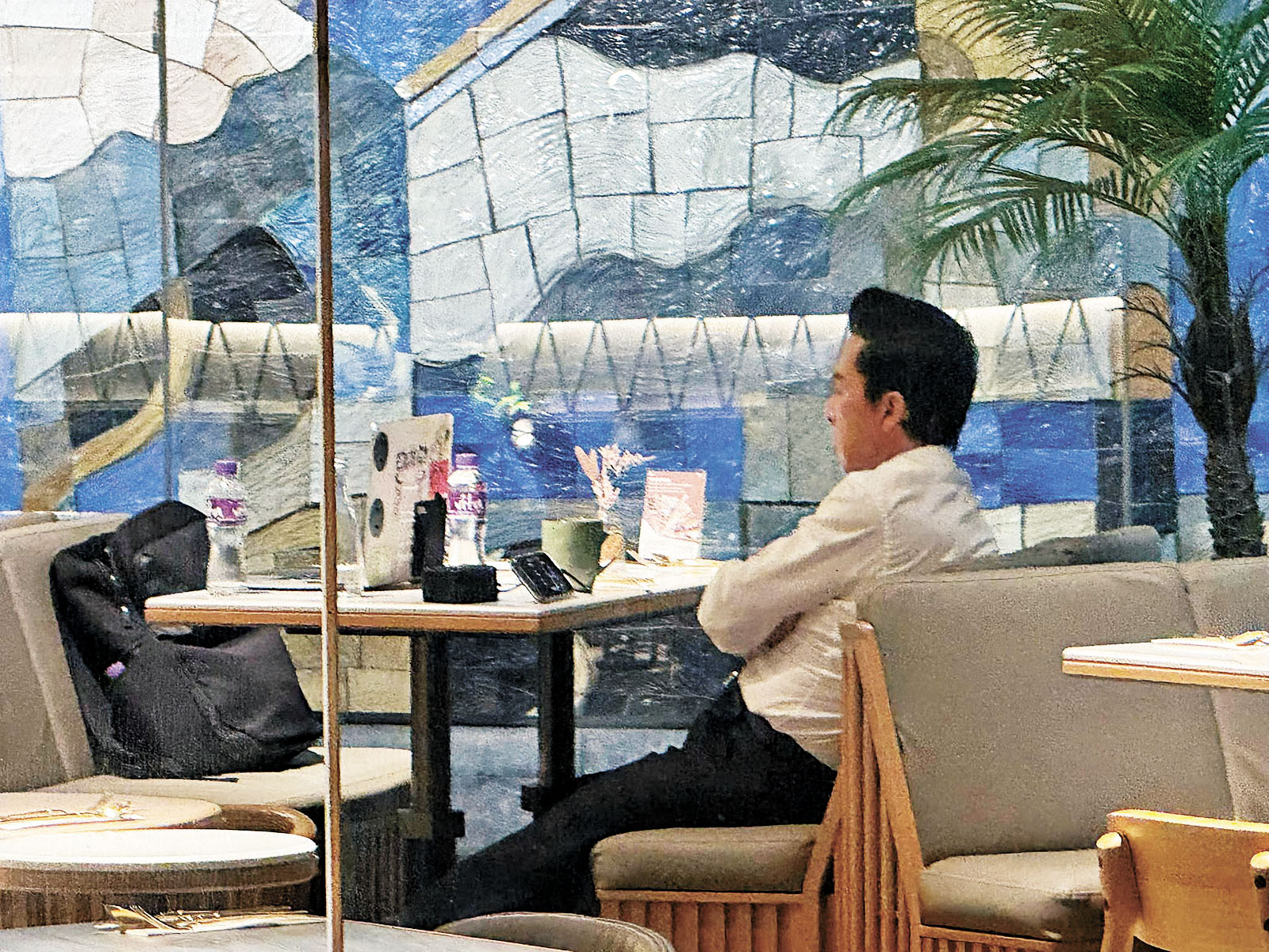劇組移師到文化中心繼續拍攝,甄子丹趁空檔到餐廳休息。