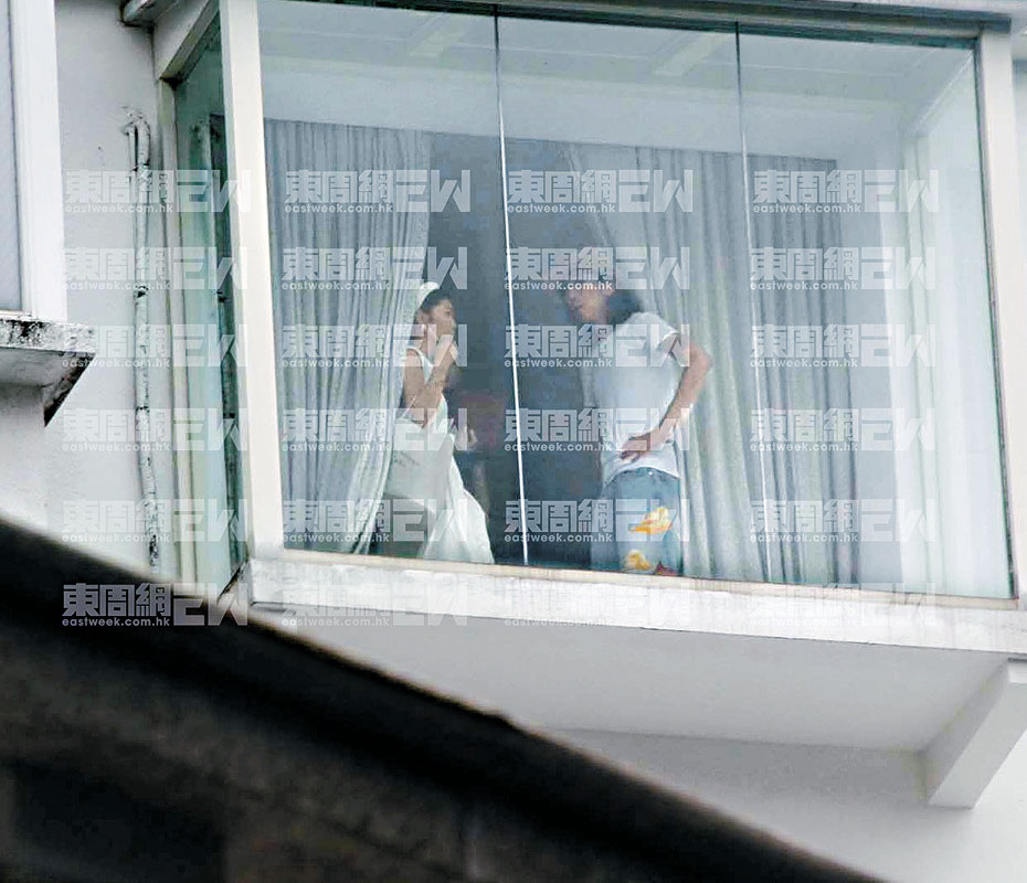 《東周刊》拍到陸永在獨立屋二樓細看風景，並跟「甜甜師姐」研究大宅風水。