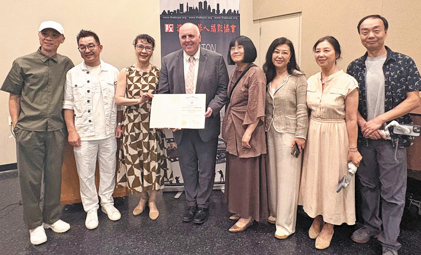 費連(左四)頒發市議會的嘉獎狀。主辦方提供
