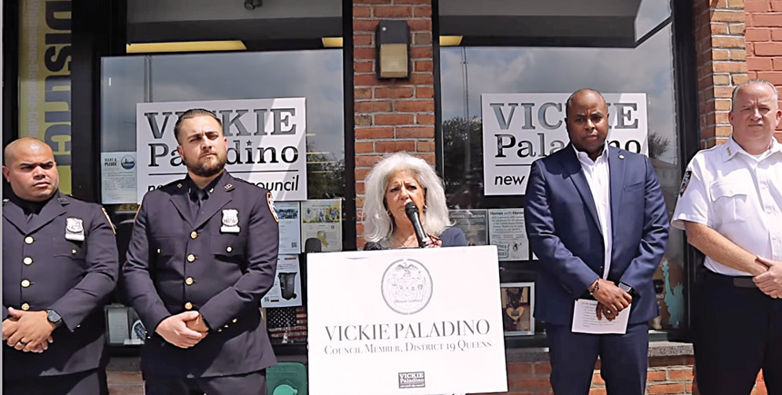 資料照片。2024年8月案發後，市議員帕拉迪諾（Vickie Paladino）與紐約市警111分局舉行記者會，介紹案件調查進展。 帕拉迪諾社交媒體賬戶X