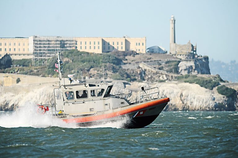 海岸防衛隊救援船在發生翻船意外的監獄島海面航行。美聯社
