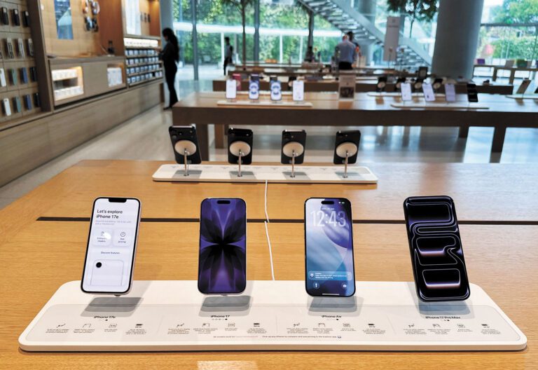蘋果公司釋出新一代iOS 27操作系統首個公開測試版，提供一般用戶搶先體驗。路透社資料圖片