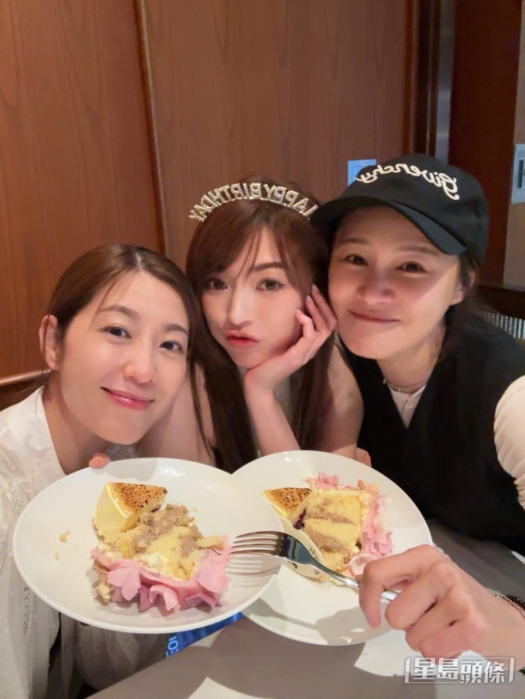 連詩雅與好姊妹黃翠如、陳自瑤開心合照。