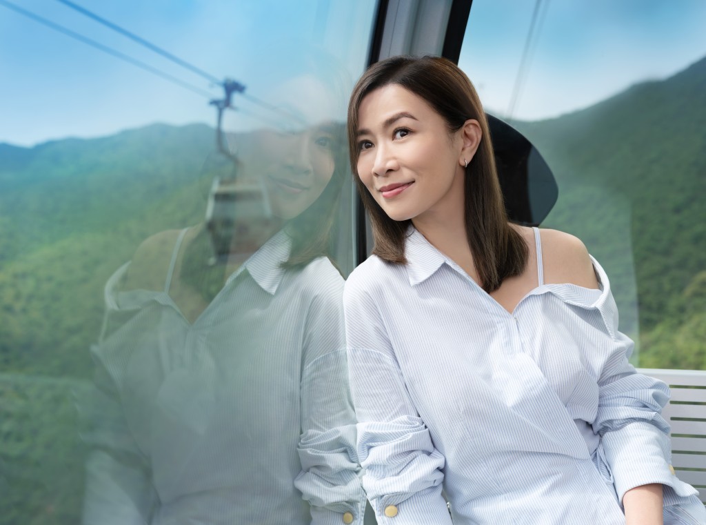 在纜車上欣賞自然景色與城市風光交織的畫面。