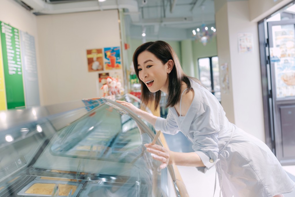 佘詩曼體驗遊客身份，輕鬆遊覽。