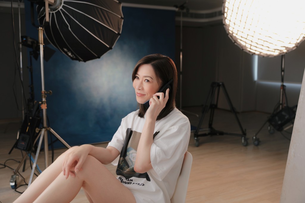 佘詩曼展現其廣告女王的魅力。