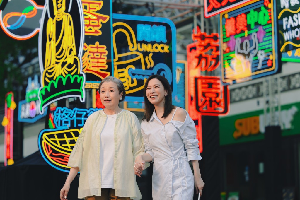 佘詩曼漫步於懷舊霓虹燈主題的街道中。