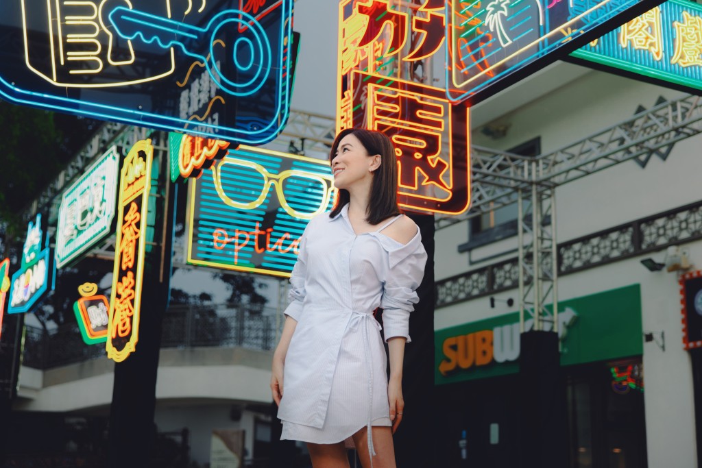 市集內設有以荔園為靈感的LED霓虹燈招牌。
