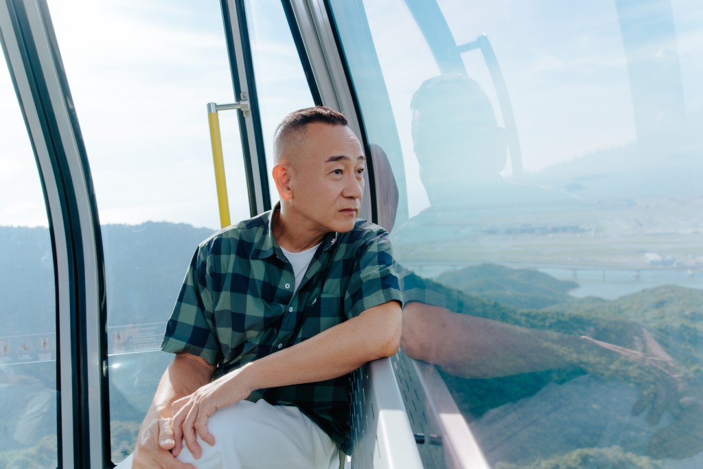 林保怡乘坐水晶車廂纜車，從高空俯瞰東涌及大嶼山一帶景色。