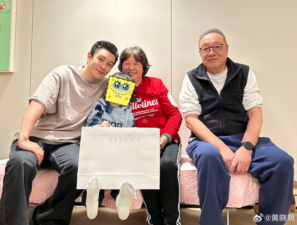 黃曉明分享與家人的合照，相中未見葉珂身影。