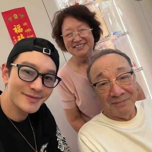 黃曉明帶同父母移居上海。