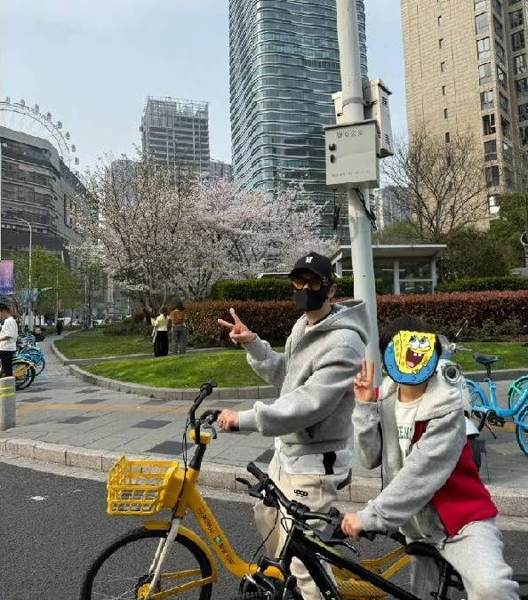 據悉，小海綿目前在上海一所頂尖國際學校就讀。