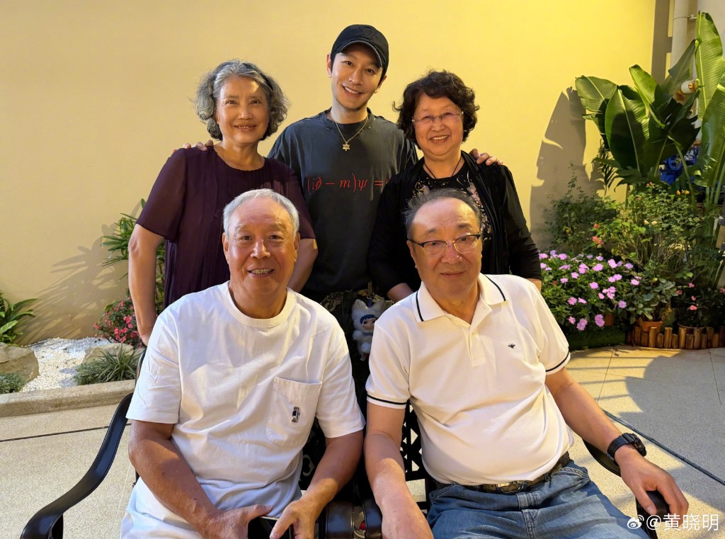 黃曉明曾分享與家人共度農曆新年的時光。