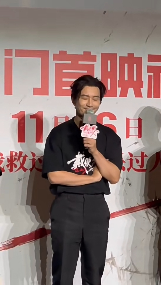 黃曉明早前在電影《戴假髮的人》廈門首映禮上，談及私事時一度哽咽。