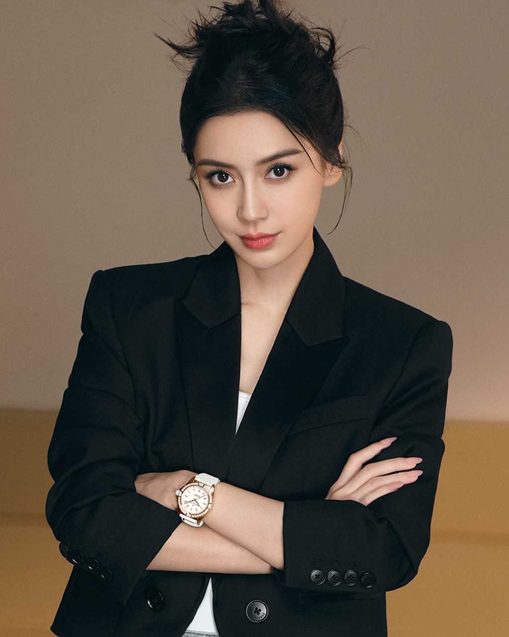 Angelababy因被傳到法國觀看《瘋馬秀》，導致事業受影響。