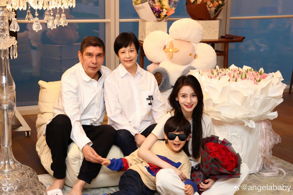 Angelababy曾分享三代同堂的全家福。