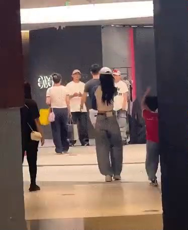 Angelababy曾陪兒子小海綿到內地某商場逛街，小海綿身高已超過媽媽腰部。