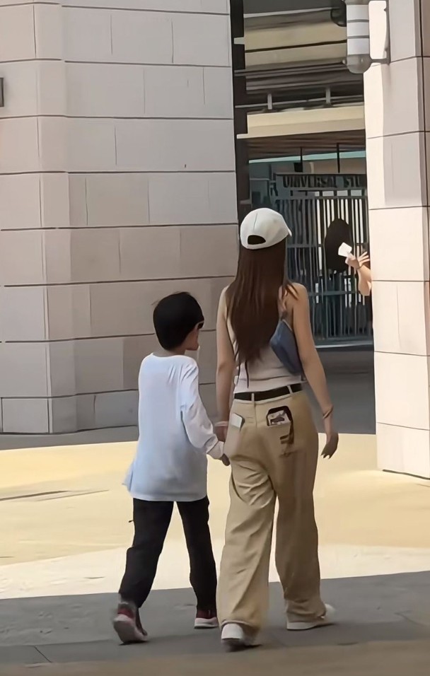 Angelababy早前被網民捕獲，帶兒子到新加坡的主題樂園遊玩。
