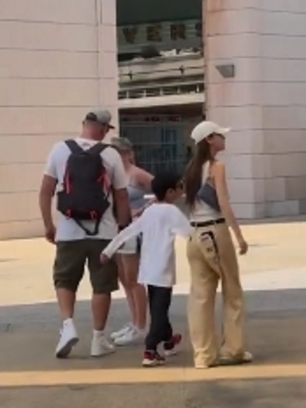 Angelababy的兒子身高已到她肩膀。
