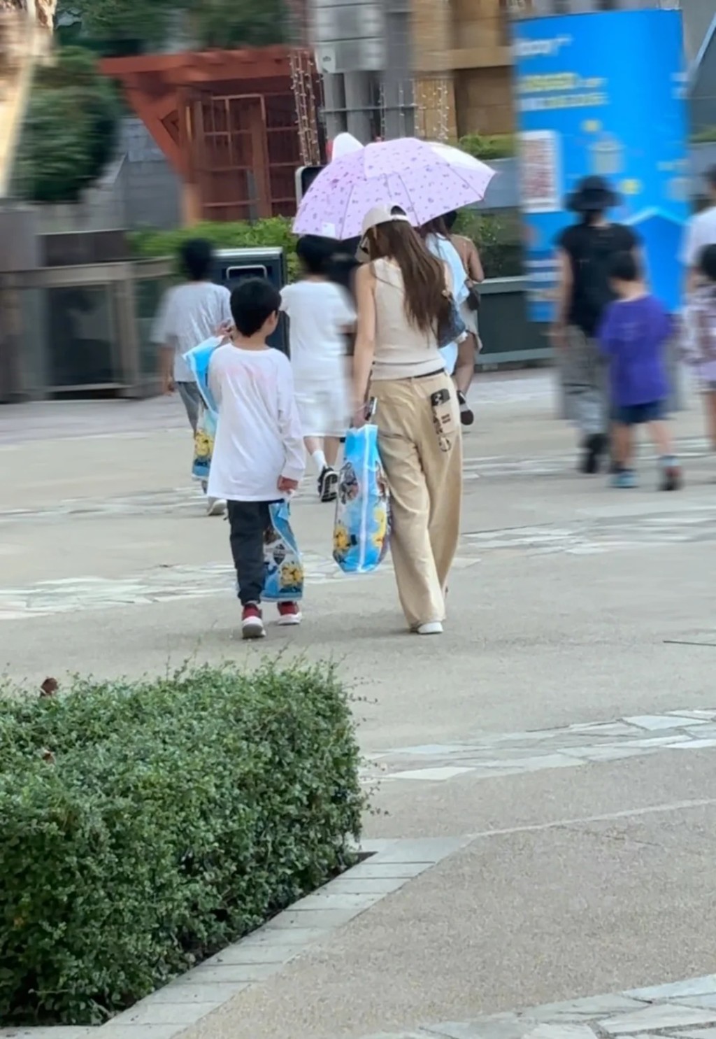 Angelababy購買了不少紀念品。