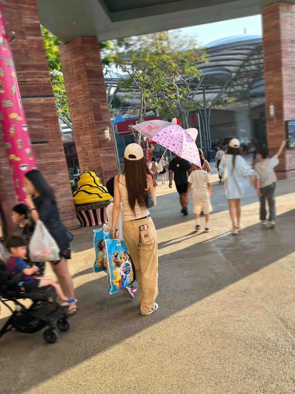 Angelababy手持多袋購物戰利品。