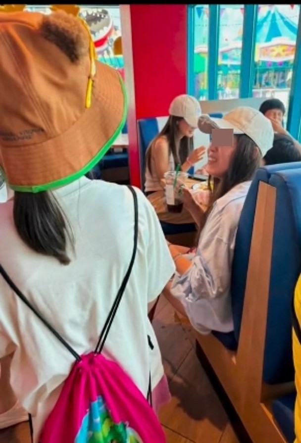 Angelababy與兒子一同用餐。