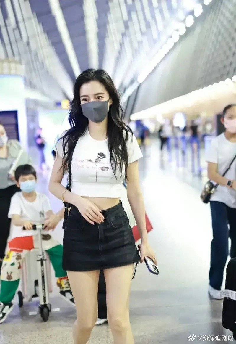 Angelababy曾被目睹帶兒子出發前往巴黎。