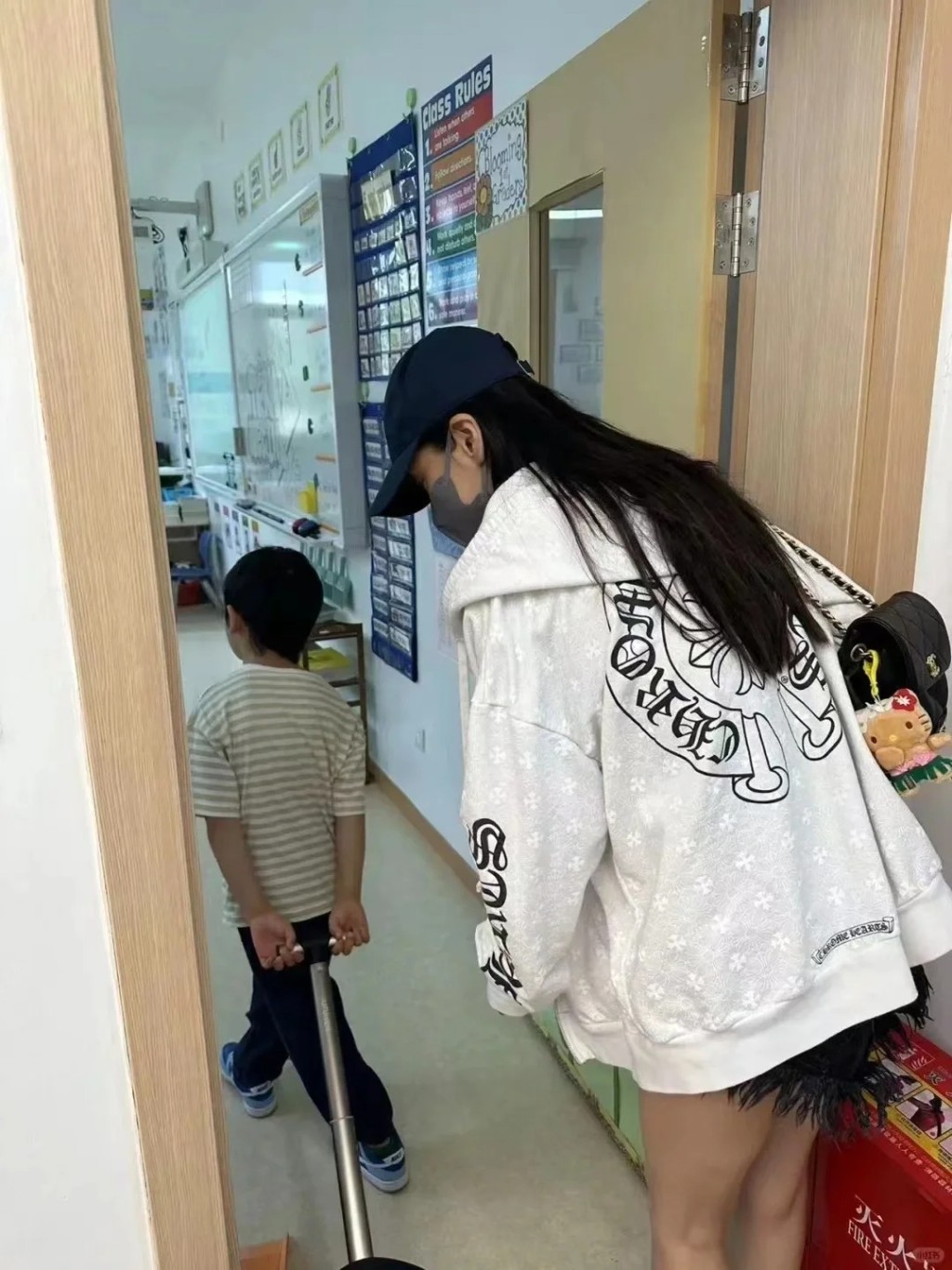 Angelababy被網民拍下帶小海綿到上海中學國際部（SHSID）面試。