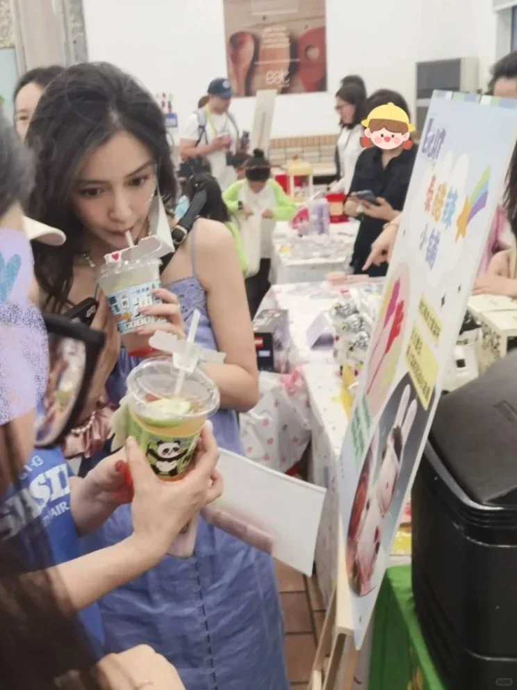 網上流傳多張Angelababy性感現身小海綿就讀的上海中學國際部義賣活動。