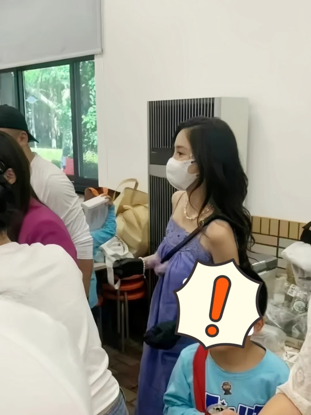 Angelababy為小海綿學校的活動幫忙進行義賣。