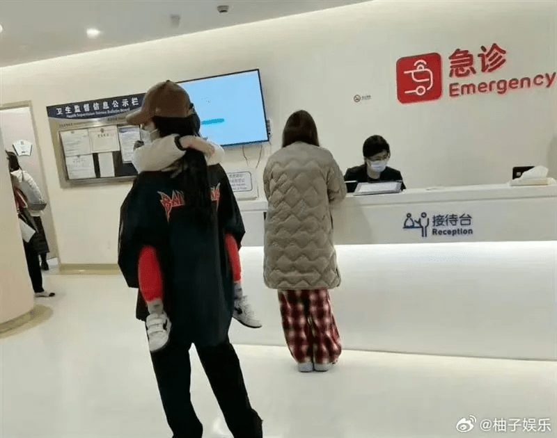 Angelababy一直抱著兒子小海綿。