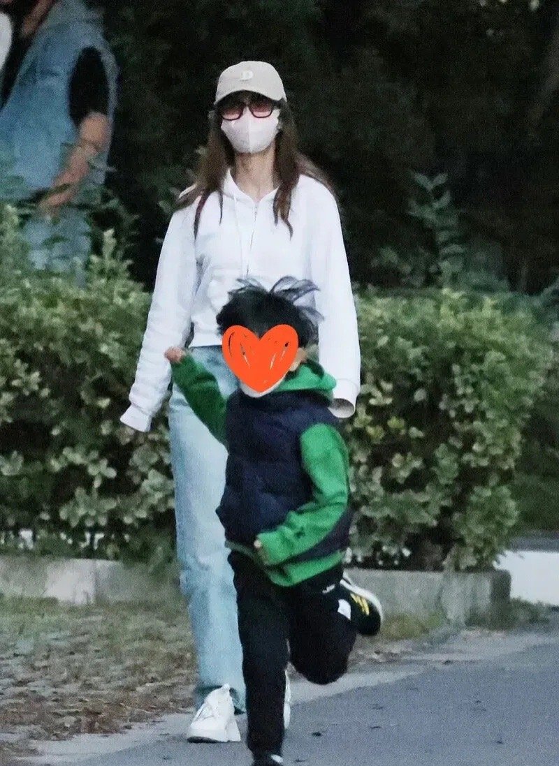 Angelababy離婚後多次被目睹獨自照顧兒子。