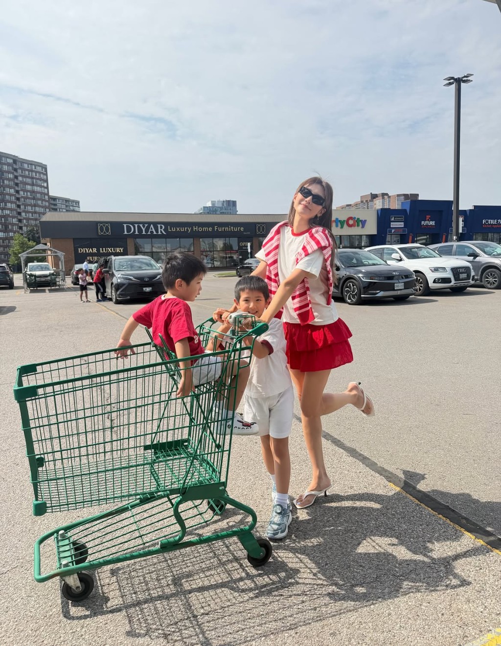 倪晨曦與兒子一同購物。