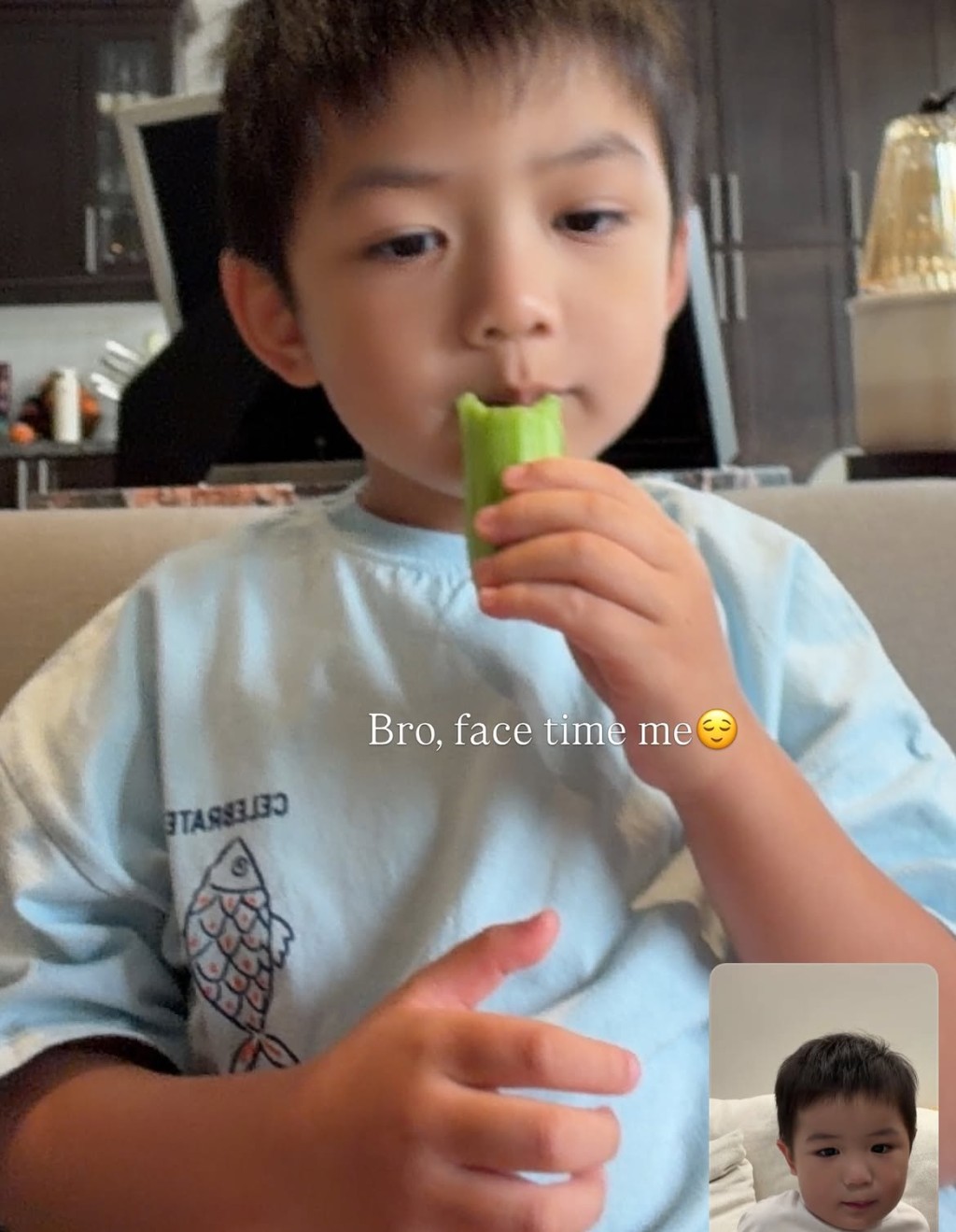 倪晨曦的兒子正在進行視像通話。