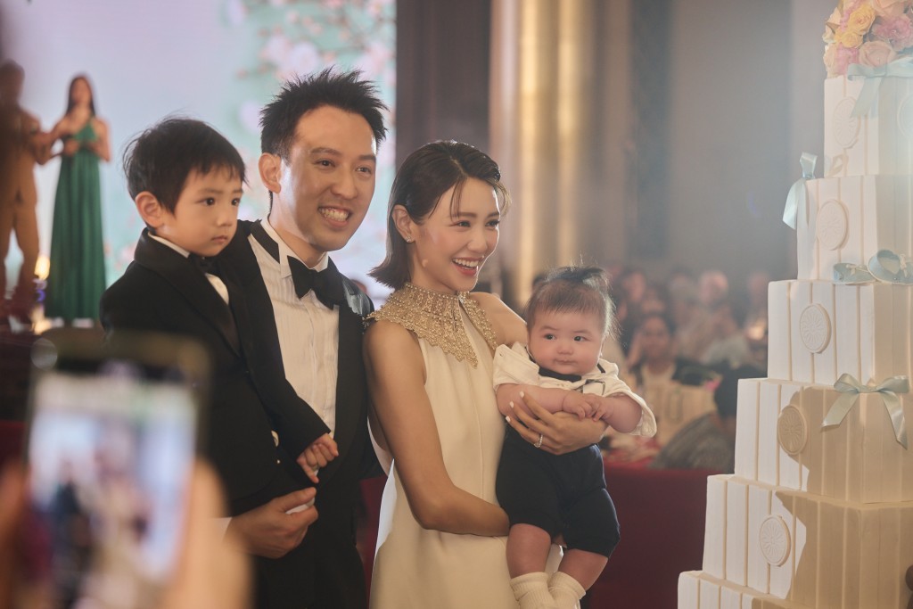 倪晨曦在兩子出生後補辦婚宴。