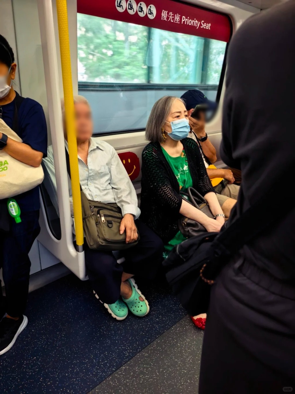 盧宛茵坐在港鐵車廂的優先座上。