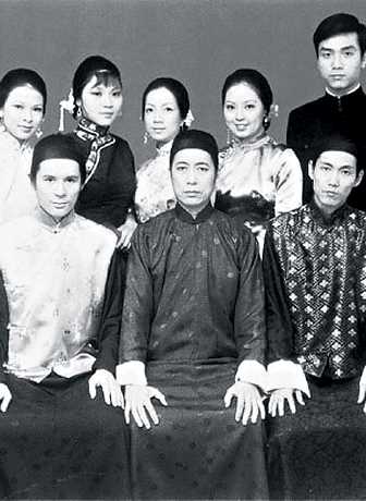 1973年無綫劇集《朱門怨》劇照,後排左二為吳浣儀,右二為盧宛茵,右一為伍衛國。
