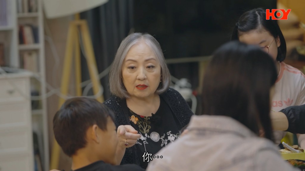 盧宛茵在飯桌上模仿劇中的嚴厲模樣,與孫兒們開玩笑。