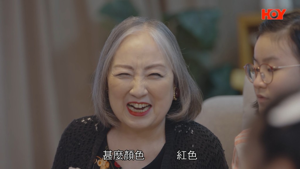 盧宛茵與孫兒們一同上節目,開懷大笑。